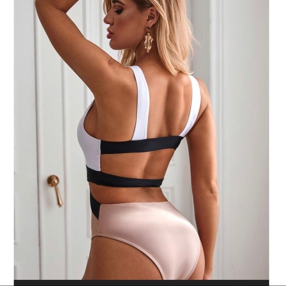 Colorblock Cut-Out One Piece Swimsuit - Picture 3 of 4